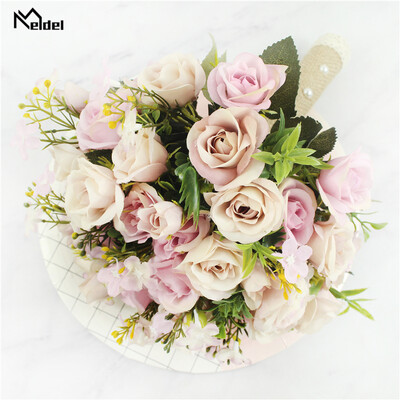 Rožinė vestuvinė puokštė nuotakos pamergė, laikanti gėles Šilko kaspinu rožės Dirbtinės gėlės mariažo puokštė vestuviniai aksesuarai