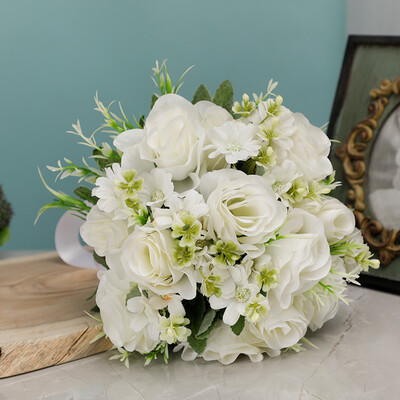 Rožinė vestuvinė puokštė nuotakos pamergė, laikanti gėles Šilko kaspinu rožės Dirbtinės gėlės mariažo puokštė vestuviniai aksesuarai