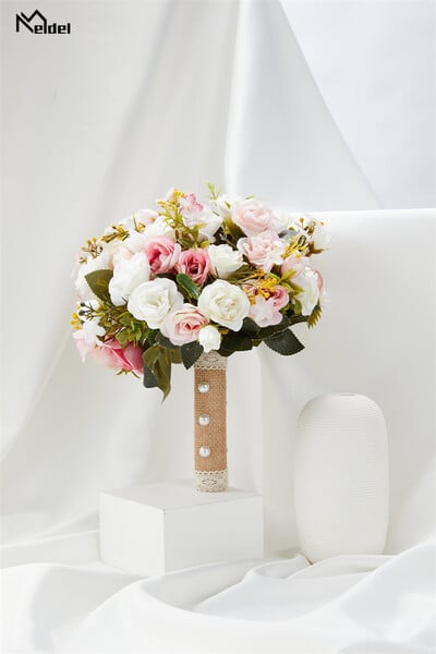 Rožinė vestuvinė puokštė nuotakos pamergė, laikanti gėles Šilko kaspinu rožės Dirbtinės gėlės mariažo puokštė vestuviniai aksesuarai