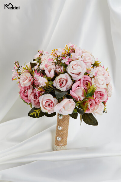 Rožinė vestuvinė puokštė nuotakos pamergė, laikanti gėles Šilko kaspinu rožės Dirbtinės gėlės mariažo puokštė vestuviniai aksesuarai