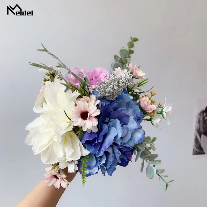 Kék fehér selyemrózsa esküvői csokor koszorúslányoknak Hamis dália esküvői csokor menyasszonyi csokortartó művirág dekoráció