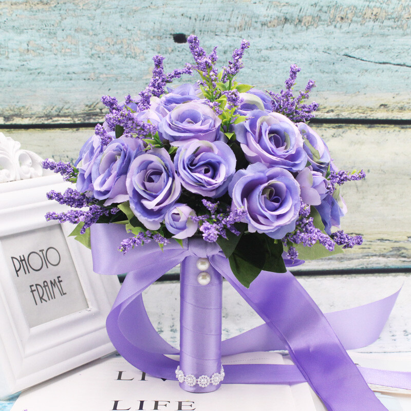Сватбен букет Изкуствена естествена роза, държаща цветя лилаво синьо бял букет