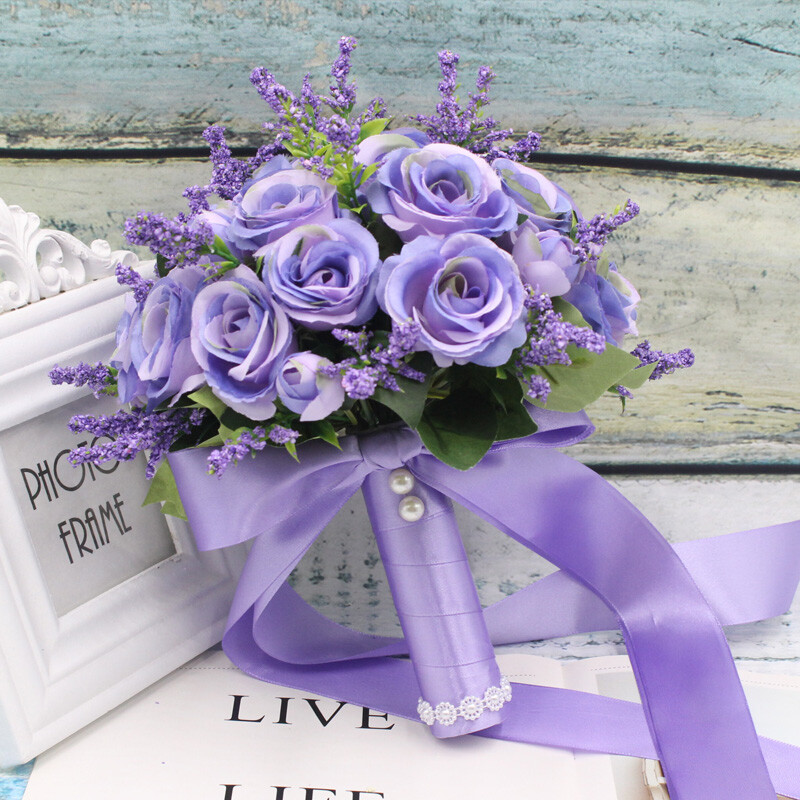 Сватбен букет Изкуствена естествена роза, държаща цветя лилаво синьо бял букет