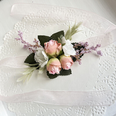 Μπουτονιέρα Αξεσουάρ Γάμου Κουμπότρυπα Γαμπρός Καρπός Κορσάζ Νύφη Μπουτονιέρα για Άντρες Τεχνητά Λουλούδια Κόκκινα Τριαντάφυλλα Μεταξωτό Ιβουάρ