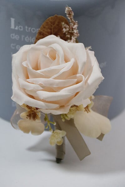 Vintage καφέ τεχνητά λουλούδια μπουτονιέρες γαμπρού Χειροποίητες καρφίτσες με κουμπότρυπα Αξεσουάρ γάμου παράνυμφος