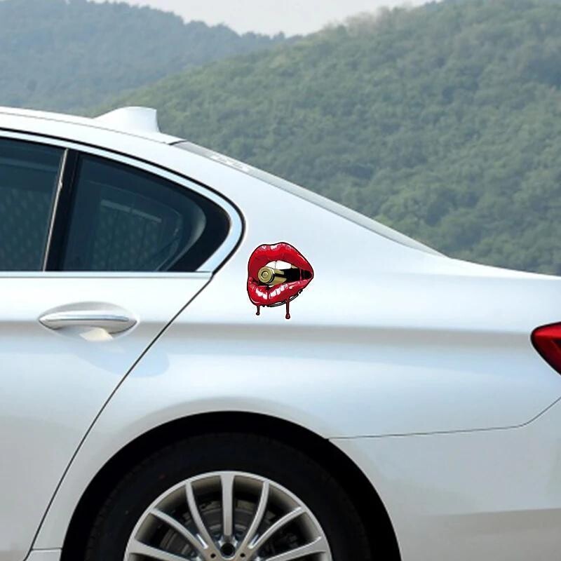 8 CM/10 CM/13 CM/17 CM Crvene usne s mecima Naljepnice za automobile za prozor spremnika goriva Poklopac branika Ogrebotine Smiješne motociklističke naljepnice za automobile