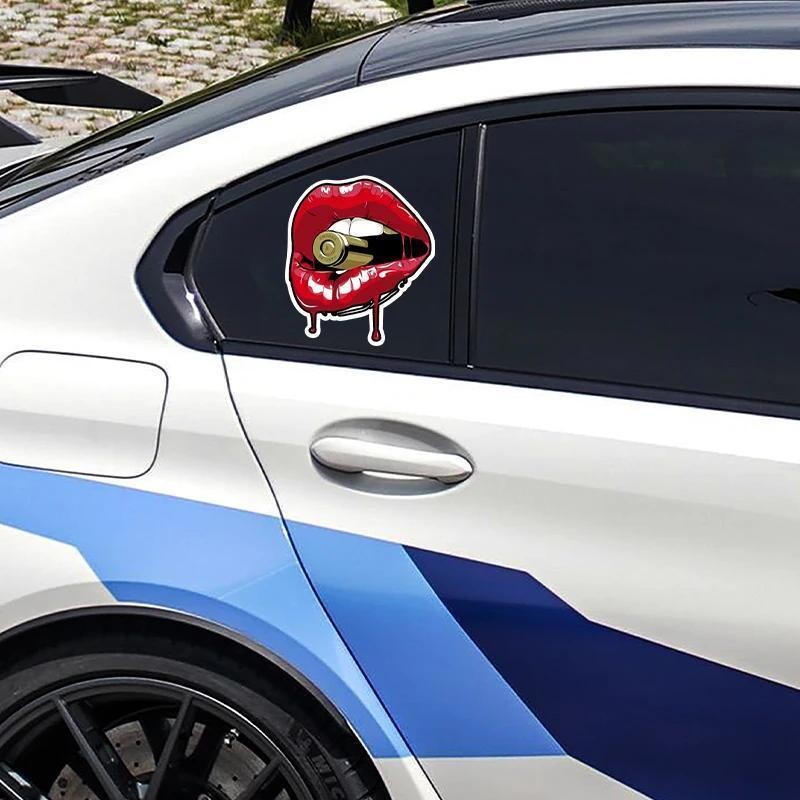 8 CM/10 CM/13 CM/17 CM Crvene usne s mecima Naljepnice za automobile za prozor spremnika goriva Poklopac branika Ogrebotine Smiješne motociklističke naljepnice za automobile
