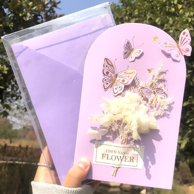 1 db papírból készült, gyönyörű művirágos üdvözlőkártya pillangóval anyák napjára, Valentin napra és egyéb ünnepi áldásokra