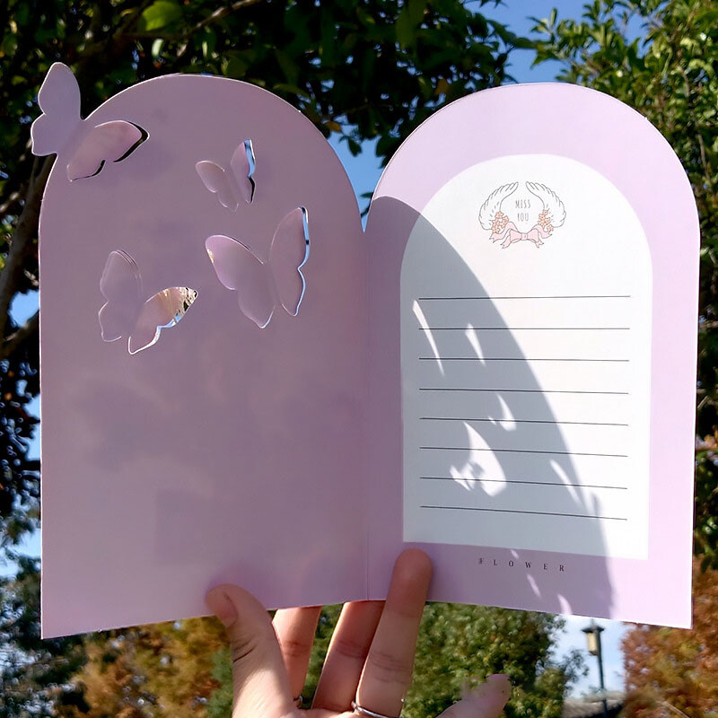 1 db papírból készült, gyönyörű művirágos üdvözlőkártya pillangóval anyák napjára, Valentin napra és egyéb ünnepi áldásokra
