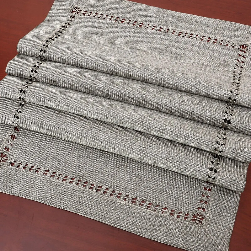 Ručne vyrobený sivý obdĺžnikový behúň na jedálenský stôl alebo šatka na komodu s lemovým stehom 32x183 cm pre rodinné kuchynské objazdy