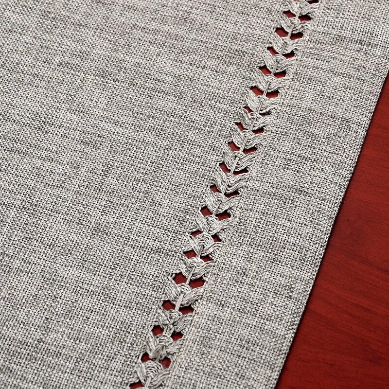 Ručne vyrobený sivý obdĺžnikový behúň na jedálenský stôl alebo šatka na komodu s lemovým stehom 32x183 cm pre rodinné kuchynské objazdy