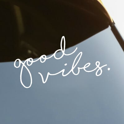 Αυτοκόλλητο αυτοκινήτου Good Vibes Die-cut Vinyl Decal Αδιάβροχα διακοσμητικά αυτοκινήτων σε φορητό υπολογιστή πίσω παρμπρίζ αμαξώματος αυτοκινήτου Επιλέξτε μέγεθος #S60195