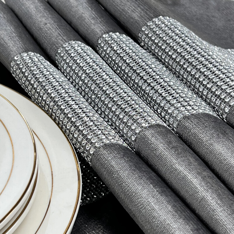 Moderné trblietavé doplnky, diamantový minimalistický zamatový jedálenský stôl, sviatočná párty, bytová dekorácia, stolová vlajka