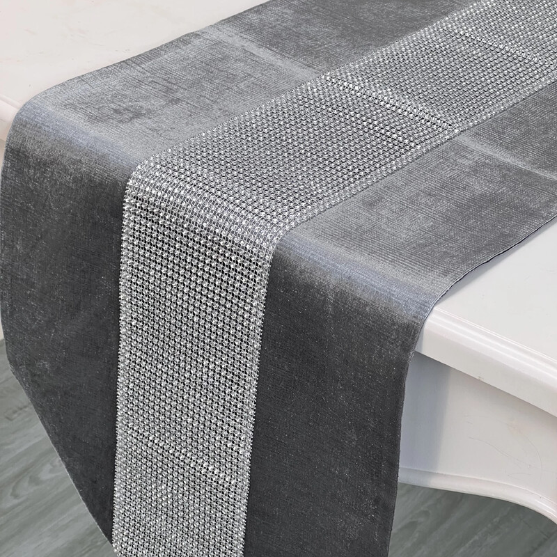 Moderné trblietavé doplnky, diamantový minimalistický zamatový jedálenský stôl, sviatočná párty, bytová dekorácia, stolová vlajka