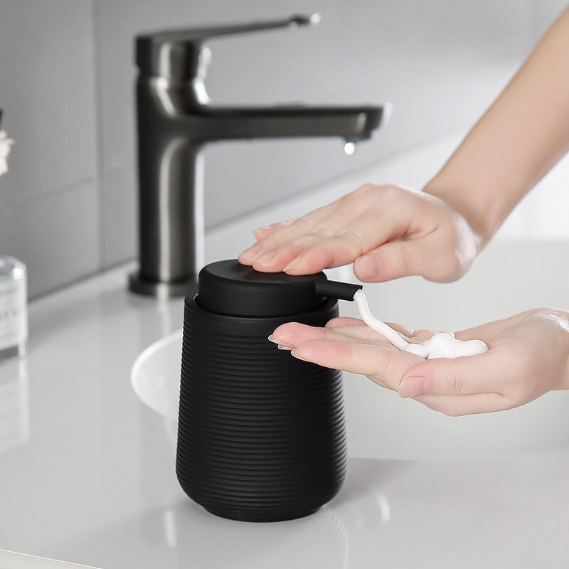 Putojantis muilo dozatorius vonios kambariui, virtuvės stalviršis – 11 uncijų, juoda juostelė – profesionalus putplasčio muilo dozatorius