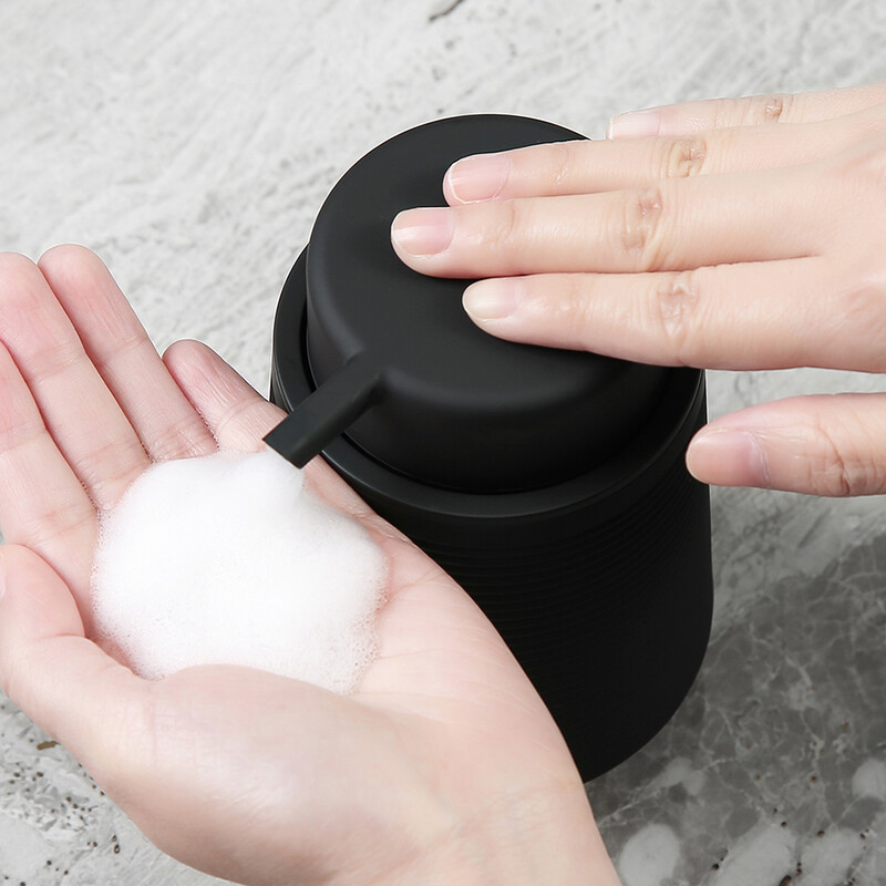 Putojantis muilo dozatorius vonios kambariui, virtuvės stalviršis – 11 uncijų, juoda juostelė – profesionalus putplasčio muilo dozatorius