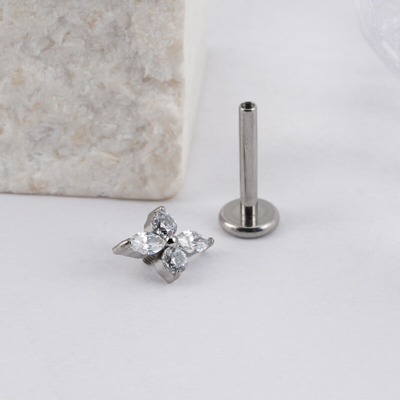 Piercing do tragusu s štvorcípou hviezdou a plochým chrbtom, pravý veľký ASTM F136 titánový CZ náušnica.