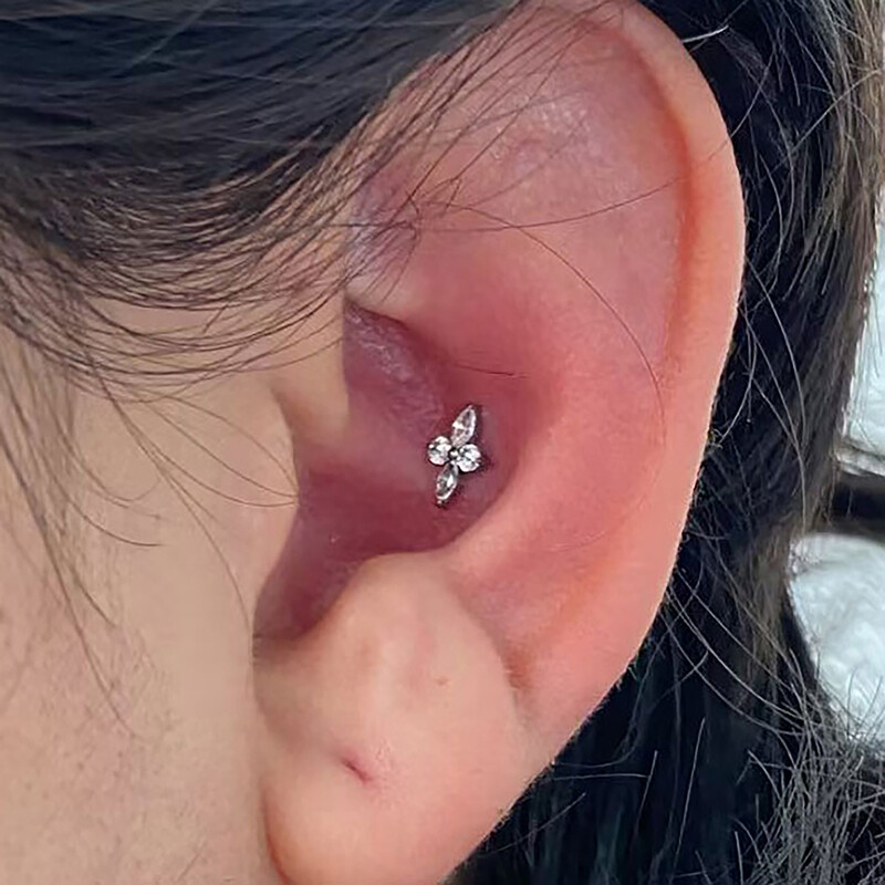 Piercing do tragusu s štvorcípou hviezdou a plochým chrbtom, pravý veľký ASTM F136 titánový CZ náušnica.