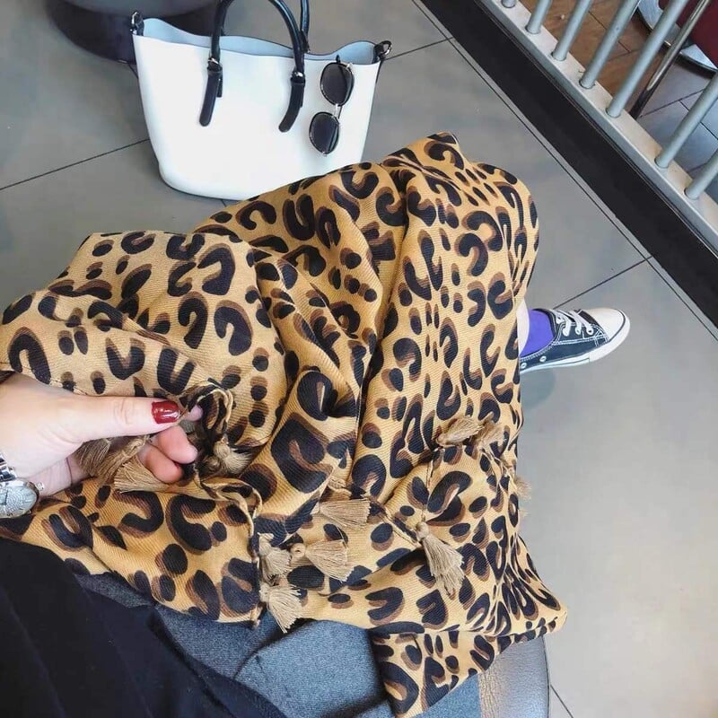 2022 Dizajnérska luxusná jesenná sivá dámska šatka s divokým leopardím vzorom, dámska dlhá šatka, tenká hnedá módna šatka, dlhá šatka