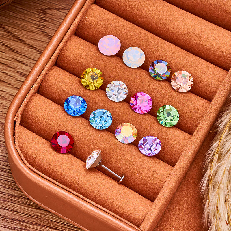 Piercing do ucha s kruhovým CZ vrchným labretom z CZ materiálu ASTM F136, bez závitu, náušnice s náušnicami.