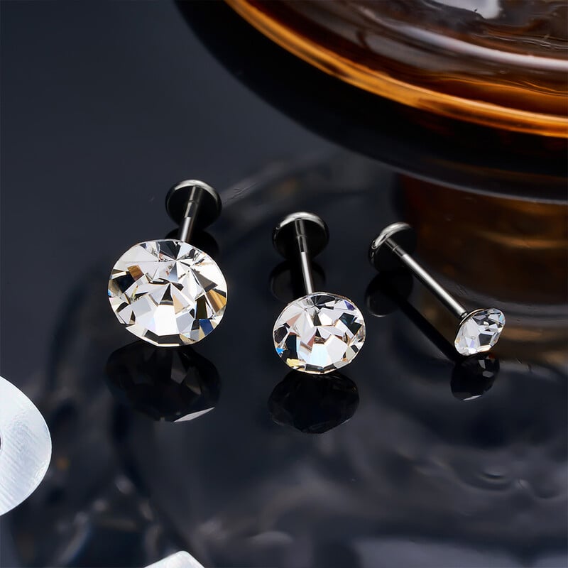 Piercing do ucha s kruhovým CZ vrchným labretom z CZ materiálu ASTM F136, bez závitu, náušnice s náušnicami.