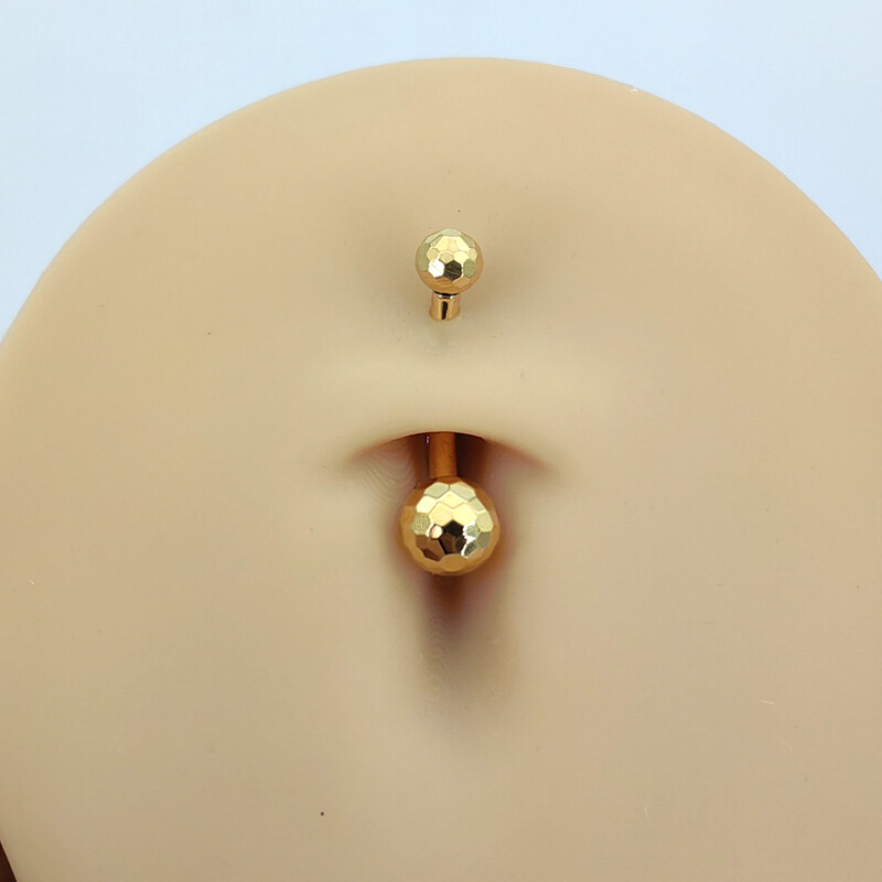 Piercing do pupka z titánu MDNEN ASTM F136 s fazetovou loptou a textúrou futbalového pupka, šperky na telo.