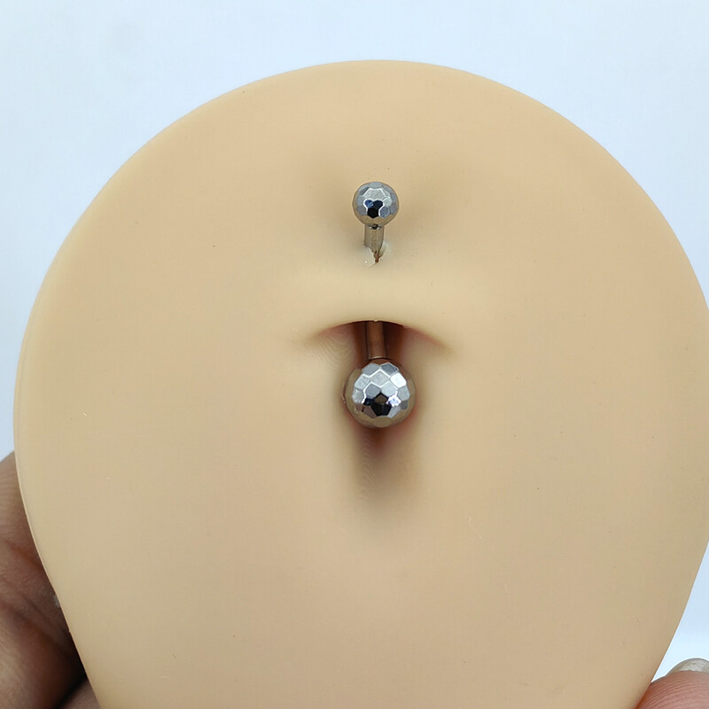 Piercing do pupka z titánu MDNEN ASTM F136 s fazetovou loptou a textúrou futbalového pupka, šperky na telo.