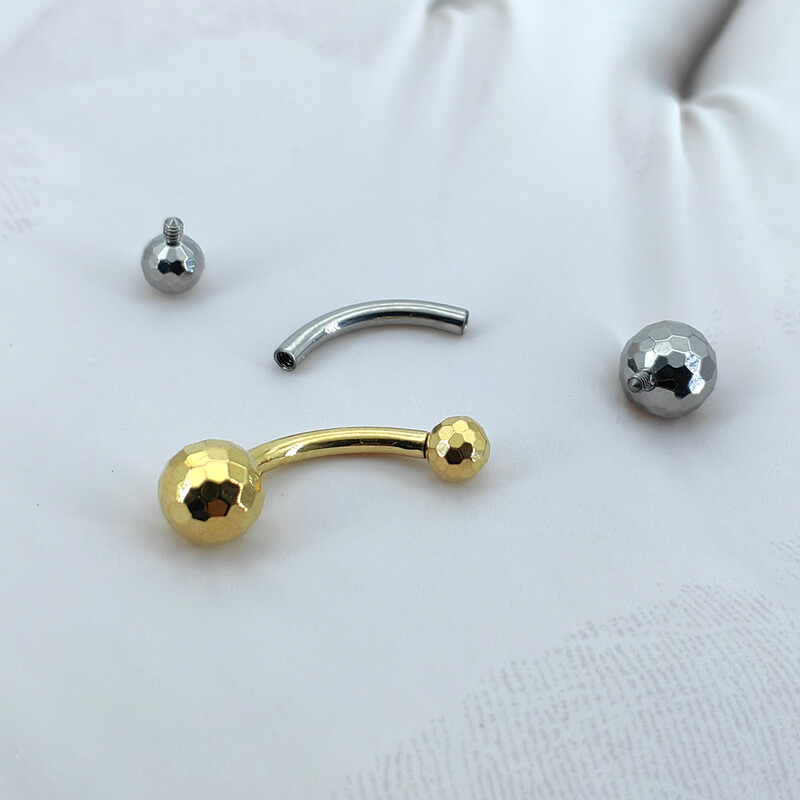 Piercing do pupka z titánu MDNEN ASTM F136 s fazetovou loptou a textúrou futbalového pupka, šperky na telo.