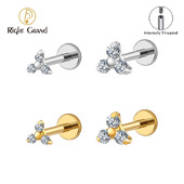 Piercing do pery s trojitým CZ náušnicou z titánu 16G s trojitým CZ náušnicou z tragusu a mušle.