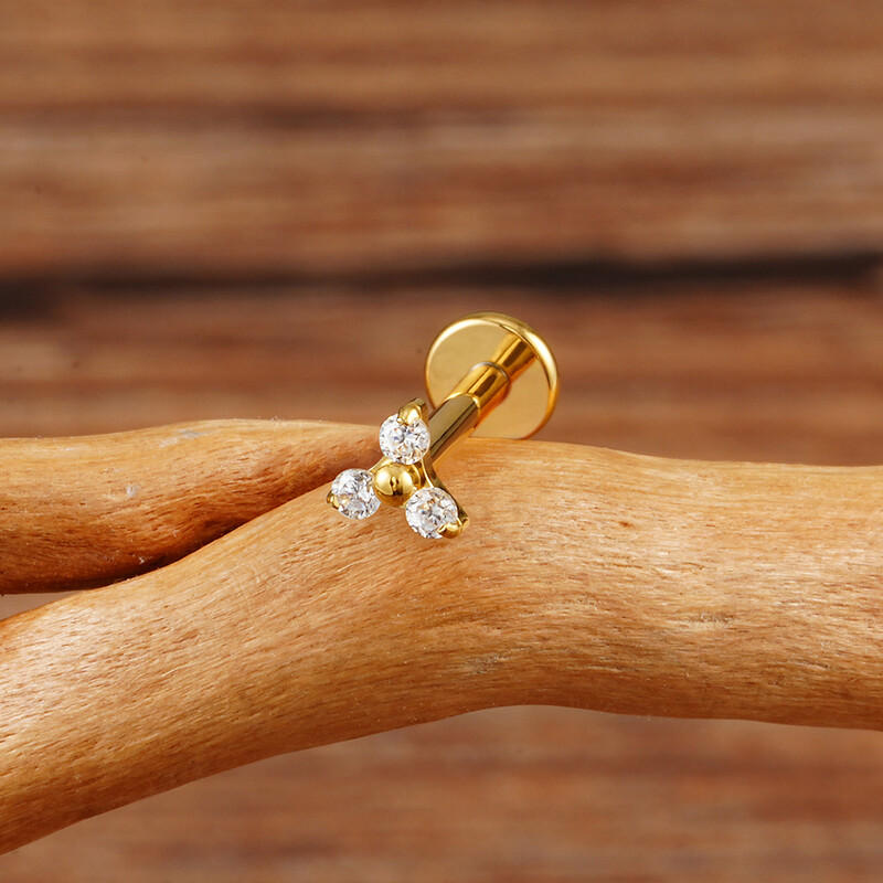 Piercing do pery s trojitým CZ náušnicou z titánu 16G s trojitým CZ náušnicou z tragusu a mušle.