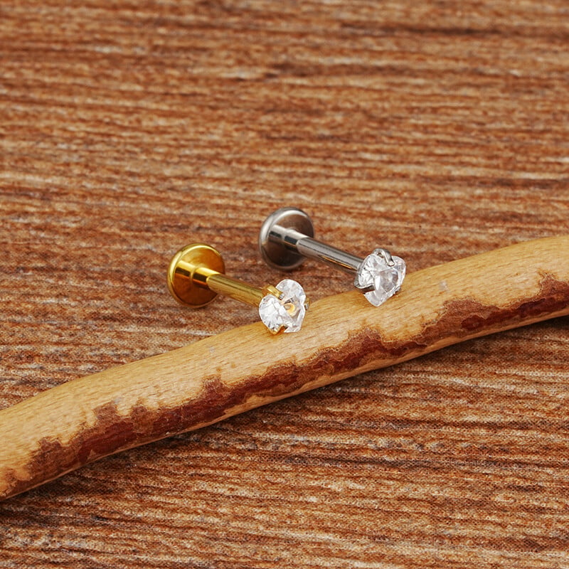 Piercing do nosa s vnútorným závitom, titánový piercing 16G s rytím, tvarom srdca a zirkónmi, do chrupavky, tragusu a špirály.