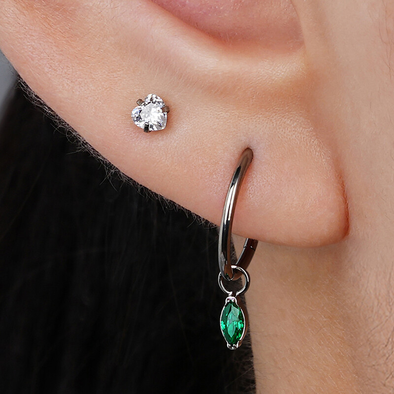 Piercing do nosa s vnútorným závitom, titánový piercing 16G s rytím, tvarom srdca a zirkónmi, do chrupavky, tragusu a špirály.