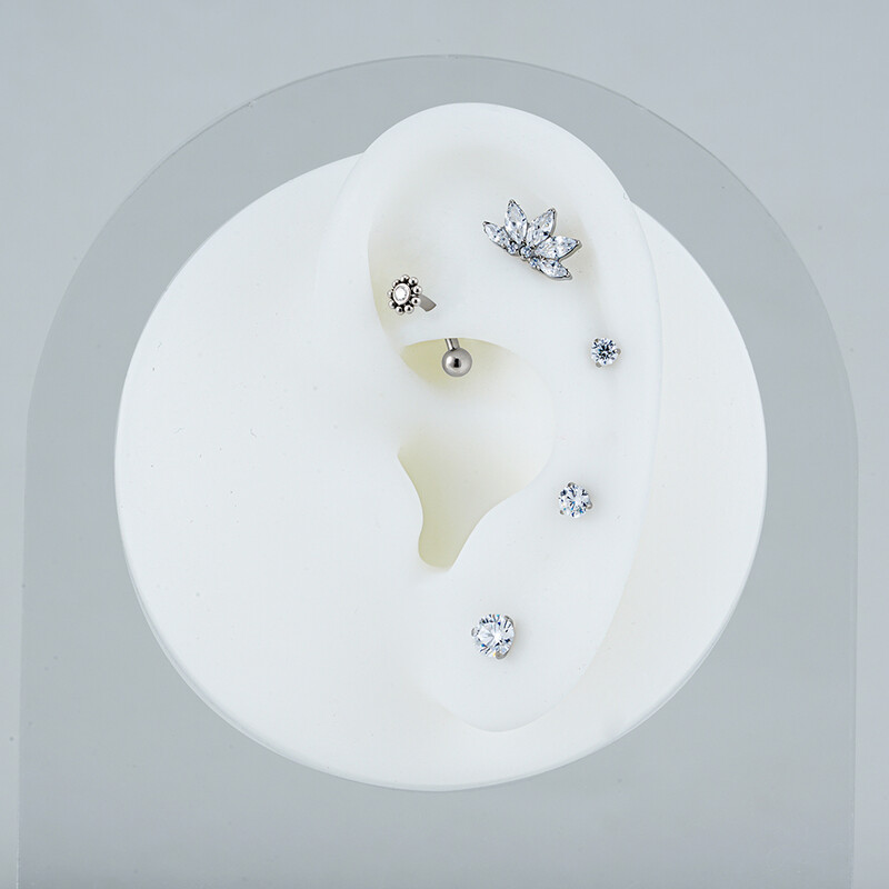 Jobb Grand ASTM F136 Titanium Mini CZ Flower Rook Fülbevaló 16G ívelt súlyzó Labret Stud Szemöldök Porc Tragus Testpiercing