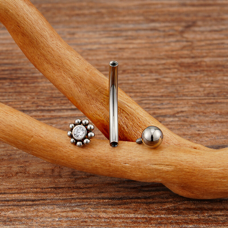 Jobb Grand ASTM F136 Titanium Mini CZ Flower Rook Fülbevaló 16G ívelt súlyzó Labret Stud Szemöldök Porc Tragus Testpiercing