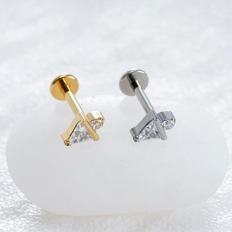 Jobb Grand ASTM F136 Titán 16G háromszög CZ Monroe Labret Geometrikus Tragus Porc Helix Stud Fülbevaló Orr Stud Piercing