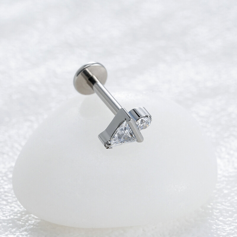 Jobb Grand ASTM F136 Titán 16G háromszög CZ Monroe Labret Geometrikus Tragus Porc Helix Stud Fülbevaló Orr Stud Piercing