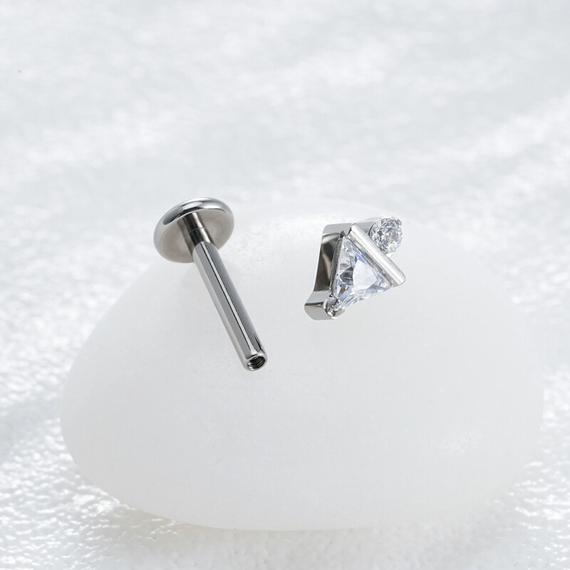 Jobb Grand ASTM F136 Titán 16G háromszög CZ Monroe Labret Geometrikus Tragus Porc Helix Stud Fülbevaló Orr Stud Piercing