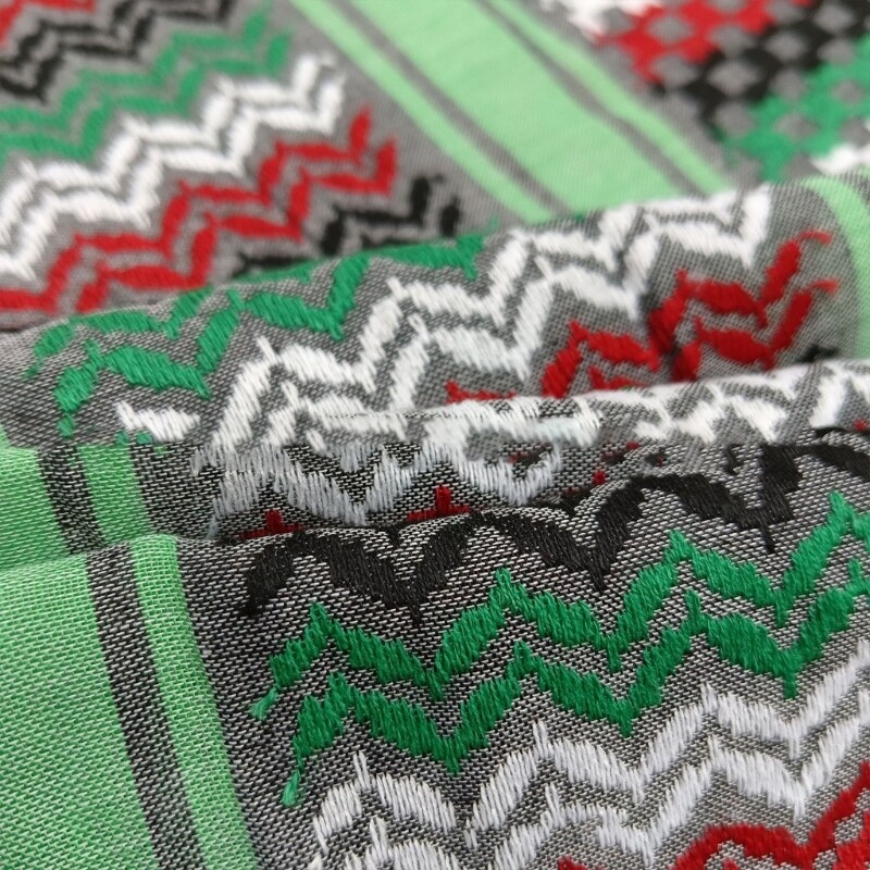 Nauja subtili arabiška skara vyrams, moterims skirta atvirame ore, lengva meldžiasi skara festivalio vakarėliui, vėjui atspari skara su skaliko danties raštu