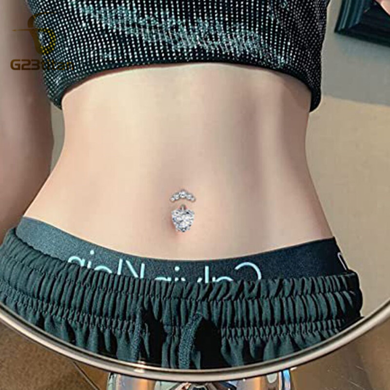 Piercing do pupka s činkou, 14G, striebornou farbou, okrúhlymi zirkónmi a srdcom, chirurgický titánový piercing do pupka pre ženy.