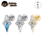 Piercing do ucha s diamantom, modrým a zlatým náušnicou, ASTM F136, titánové náušnice, chrupavka, špirála, tragus, lastúra, šperky.