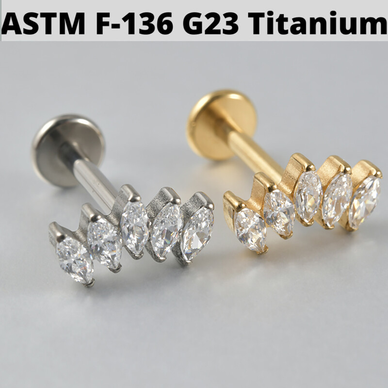 1ks náušnice zo zirkónu a opálu G23, masívne titánové náušnice s vnútorným závitom 16G, piercing do tragusu ucha s klastrom helix.