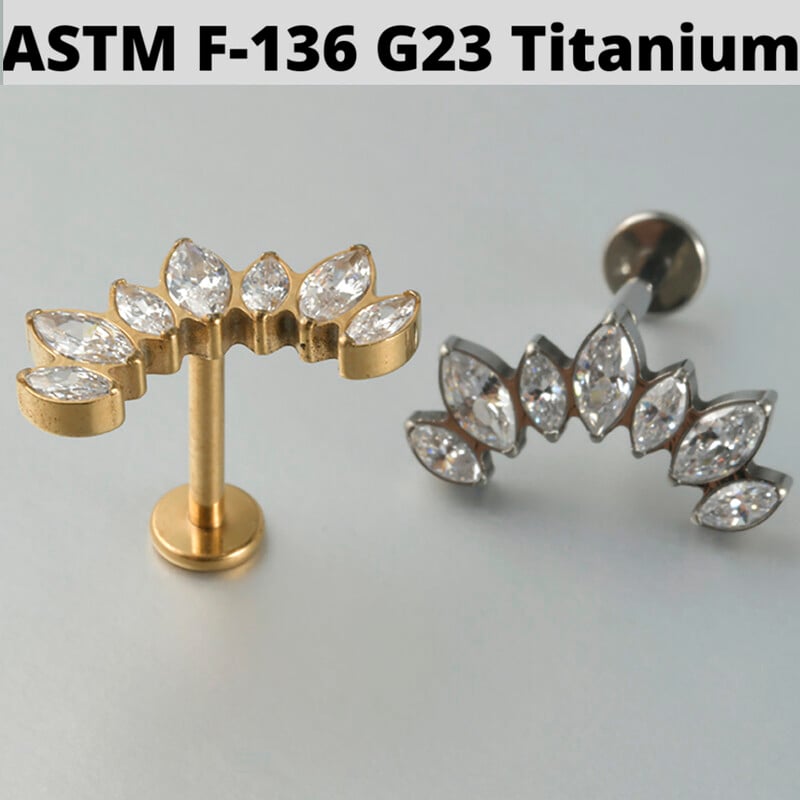 1ks náušnice zo zirkónu a opálu G23, masívne titánové náušnice s vnútorným závitom 16G, piercing do tragusu ucha s klastrom helix.