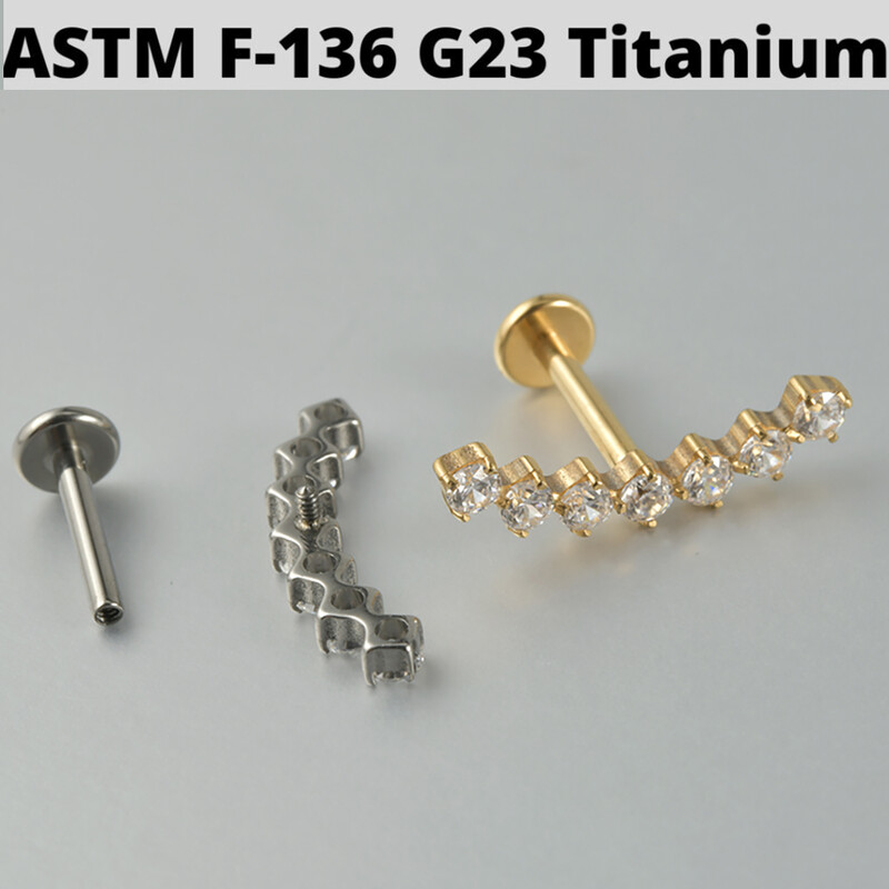 1ks náušnice zo zirkónu a opálu G23, masívne titánové náušnice s vnútorným závitom 16G, piercing do tragusu ucha s klastrom helix.