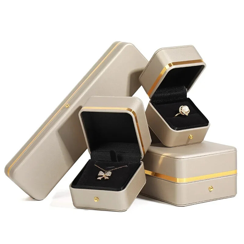 Stoc cu ridicata Ambalaj de bijuterii elegante cu ornamente și butoane din aur Cutie cadou din piele PU cu colț rotund, cu pandantiv, ceas cu brățară