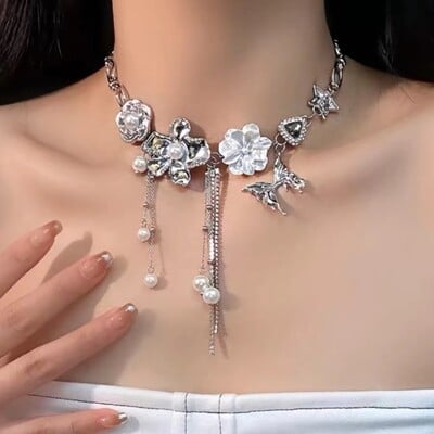 Nový romantický elegantný kvetinový strapcový náhrdelník s kovovým motýľom, vintage perlový choker, módne unisex šperky pre ženy.
