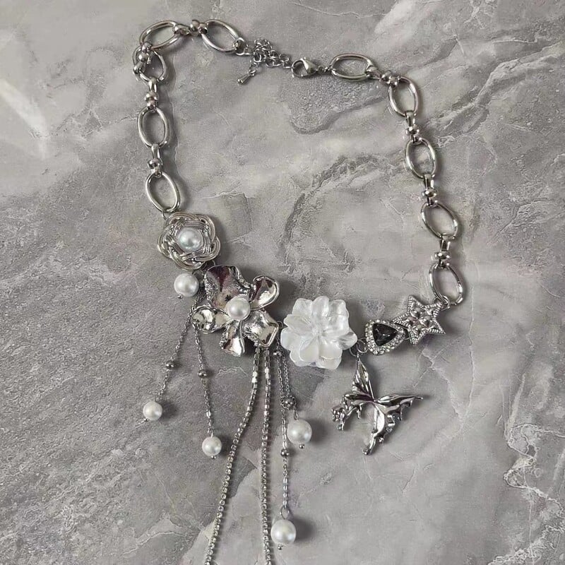 Nový romantický elegantný kvetinový strapcový náhrdelník s kovovým motýľom, vintage perlový choker, módne unisex šperky pre ženy.
