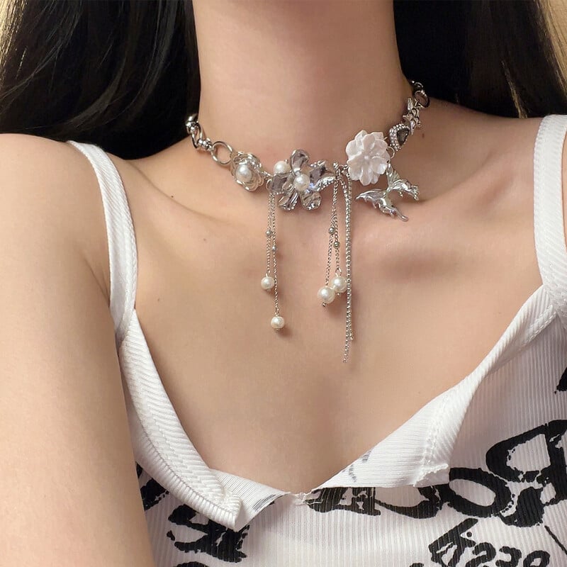 Nový romantický elegantný kvetinový strapcový náhrdelník s kovovým motýľom, vintage perlový choker, módne unisex šperky pre ženy.