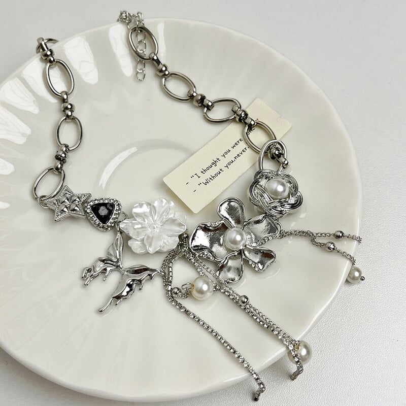 Nový romantický elegantný kvetinový strapcový náhrdelník s kovovým motýľom, vintage perlový choker, módne unisex šperky pre ženy.