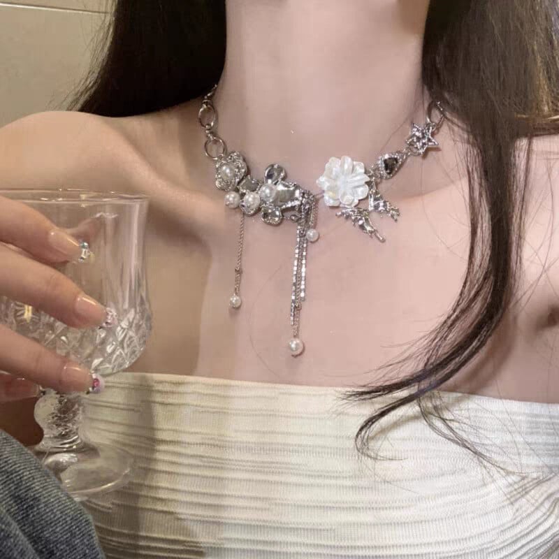 Nový romantický elegantný kvetinový strapcový náhrdelník s kovovým motýľom, vintage perlový choker, módne unisex šperky pre ženy.