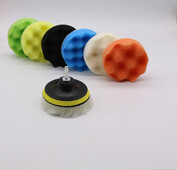 4 hüvelykes autóhullám alakú polírozó szivacsbetét, gyapjúlap, öntapadó betét, összekötő rúd elektromos fúróhoz, összesen 9 részes készlet